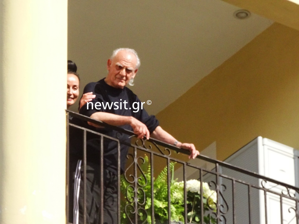 Άκης Τσοχατζόπουλος: Συγκινητικές στιγμές στο σπίτι του – “Είναι αθώος” δήλωσε η Βίκυ Σταμάτη