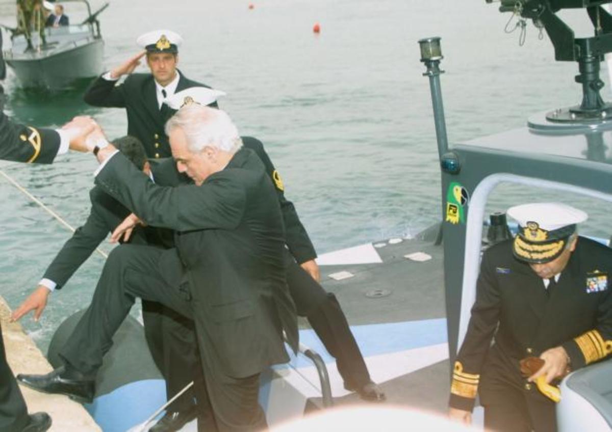 “Να βάλουμε και τους υπασπιστές του Άκη φυλακή” – Ναι αλλά…για χρέη