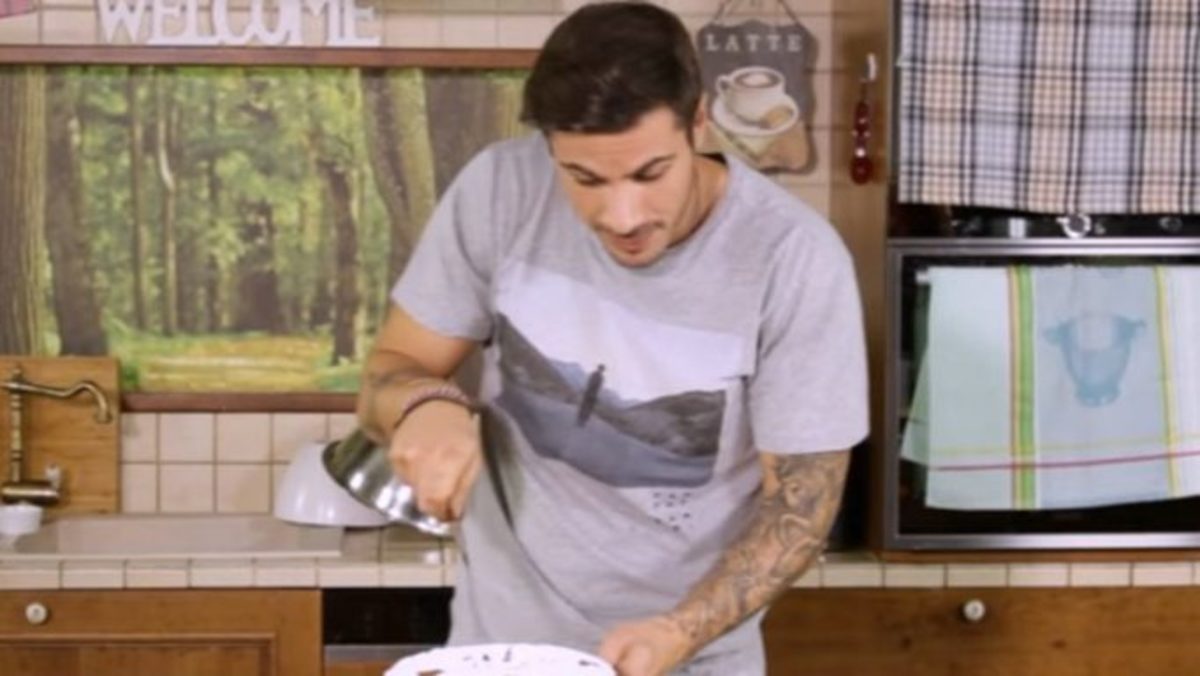 Βασιλόπιτα: Ο Άκης Πετρετζίκης προτείνει το κέικ που θα σας μείνει αξέχαστο!