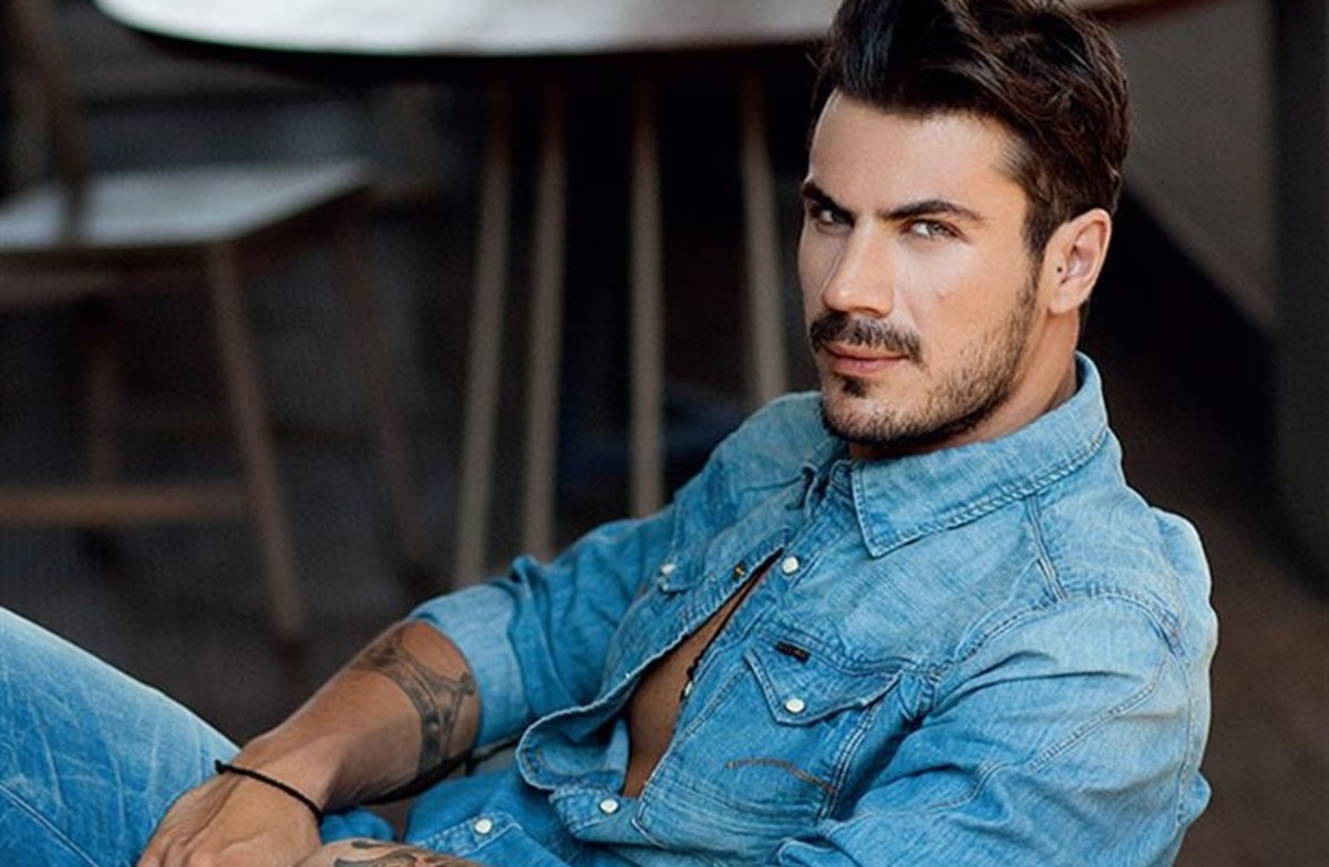 Αγνώριστος ο Άκης Πετρετζίκης!