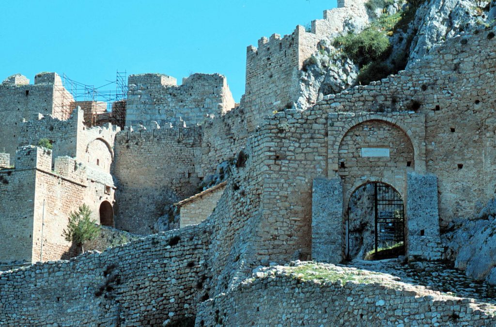 Αποκαθίσταται ο Φράγκικος Πύργος στην Ακροκόρινθο