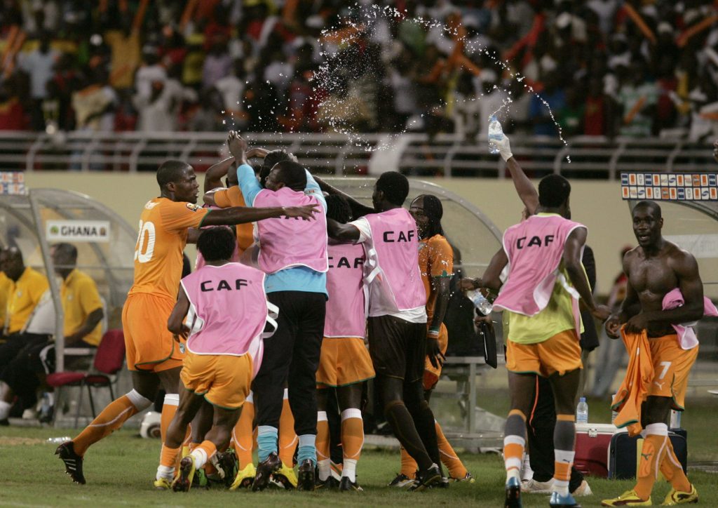 Οι παίκτες της Ακτής Ελεφαντοστού πανηγυρίζουν τη νίκη-πρόκριση επί της Γκάνας