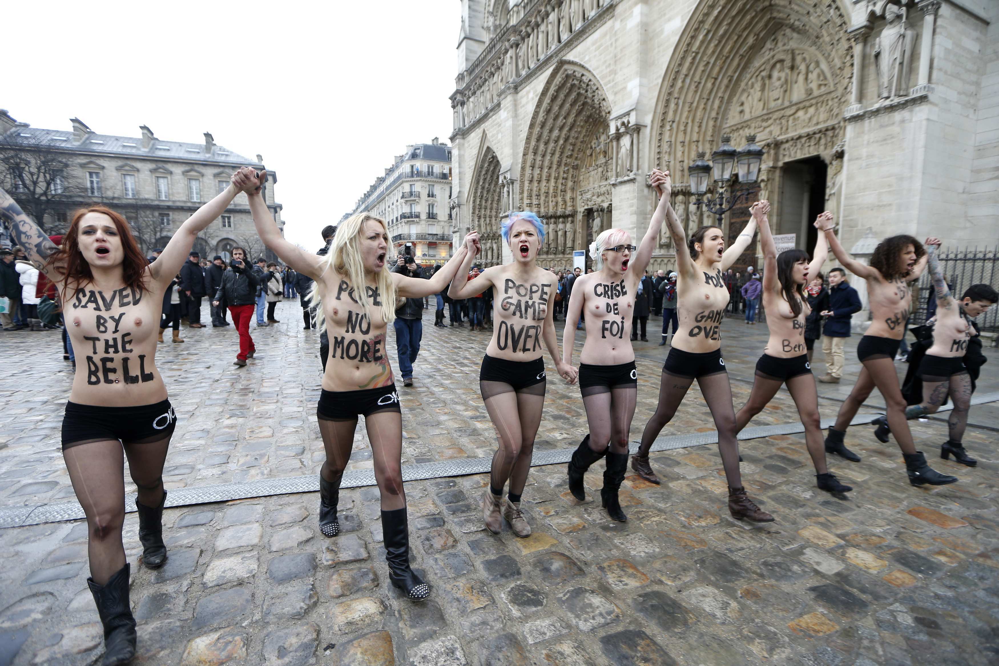 Γυμνόστηθες ακτιβίστριες εναντίον του Πάπα εισέβαλαν στη Notre Dame του Παρισιού!  Δείτε στο βίντεο τον πανικό που προκάλεσαν