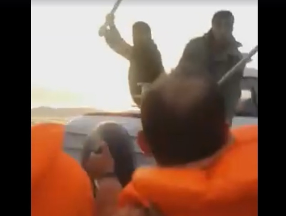 Ντροπή! Επίθεση της τουρκικής ακτοφυλακής με… κοντάρια σε βάρκα προσφύγων – Βίντεο