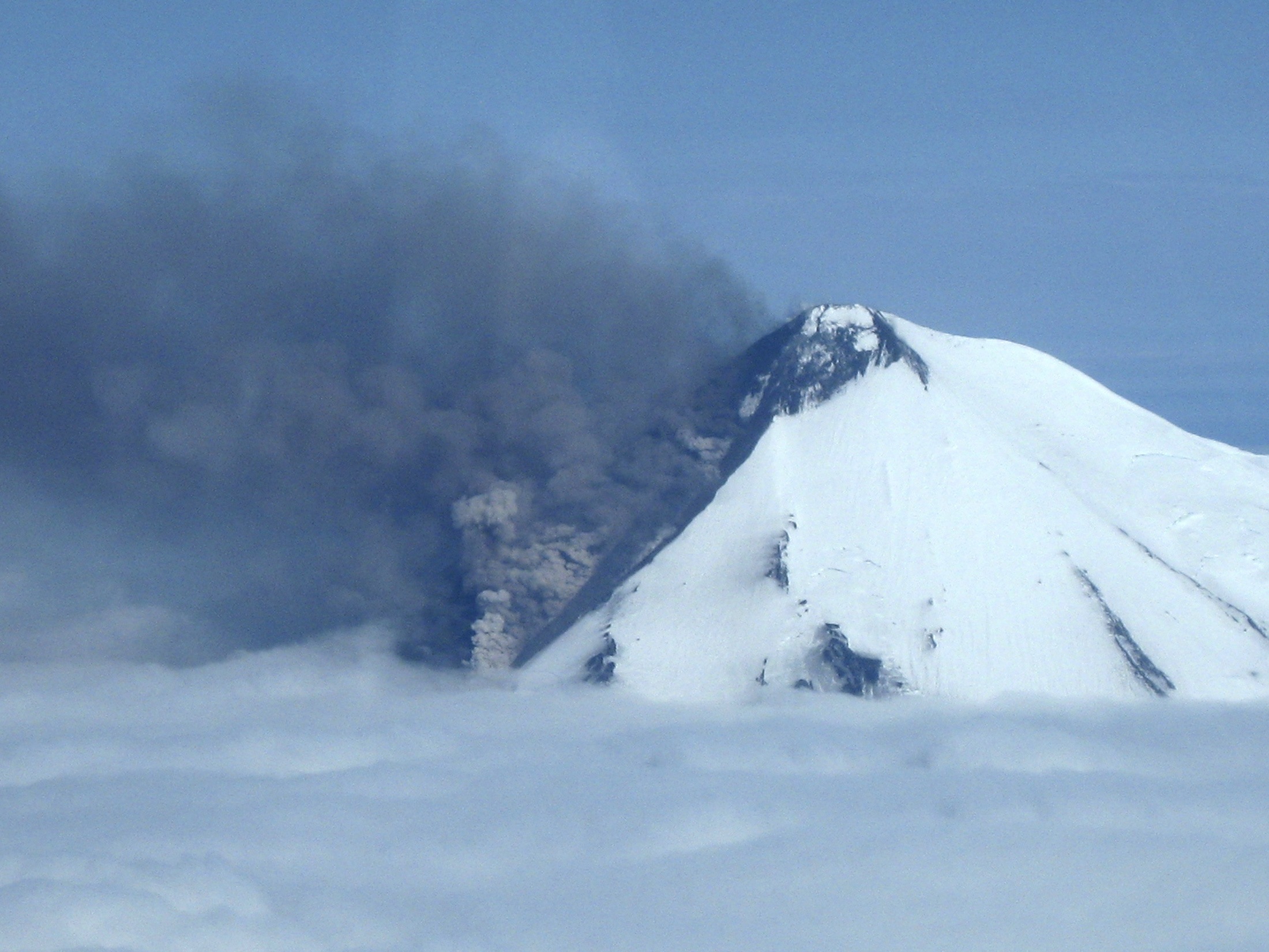 “Ξύπνησε” το ηφαίστειο Παβλόφ στην Αλάσκα – Εκτοξεύει καπνό και τέφρα σε ύψος 7.000 μέτρων!