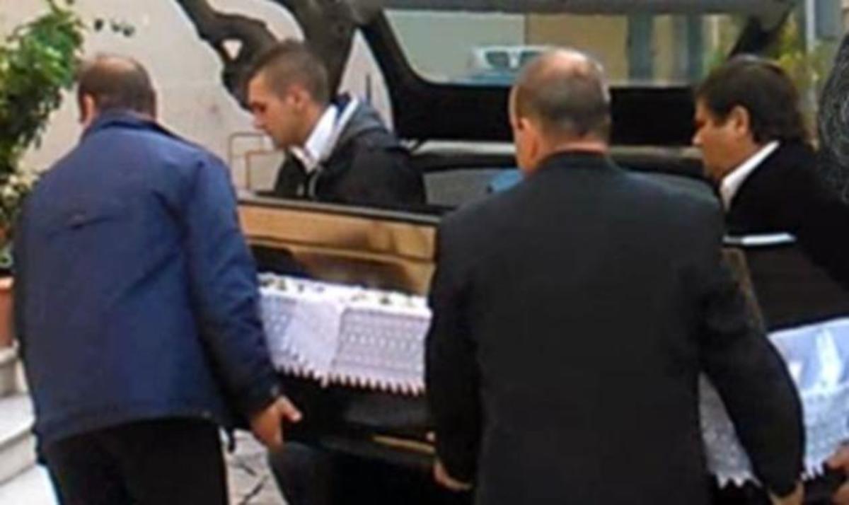 Δάκρυσε η Λέσβος στην κηδεία του ηθοποιού Μπάμπη Αλατζά (βίντεο)