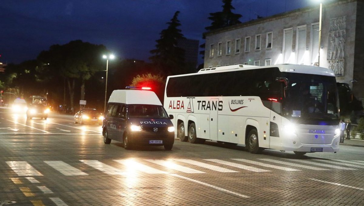 Video ντοκουμέντο: Η στιγμή της επίθεσης με πέτρες στο πούλμαν της εθνικής Σερβίας στα Τίρανα