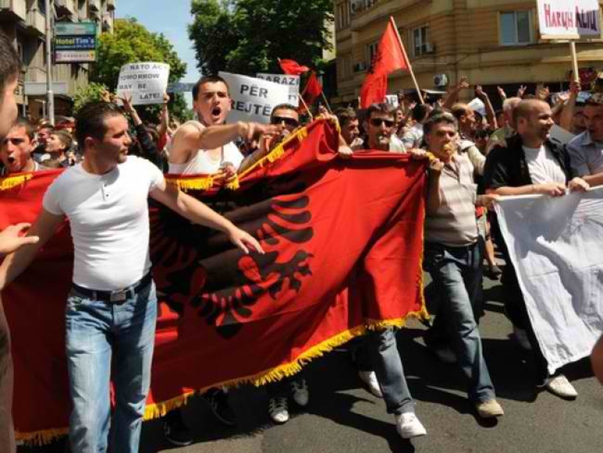 Αλβανοί πέταξαν πέτρες σε συγγενείς πεσόντων του 1940