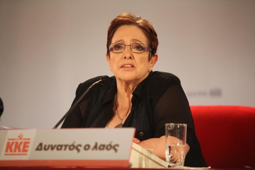 Παπαρήγα: “Έβαλαν έναν ήλιο κόκκινο και αντί ΠΑΣΟΚ γράφει ΣΥΡΙΖΑ”