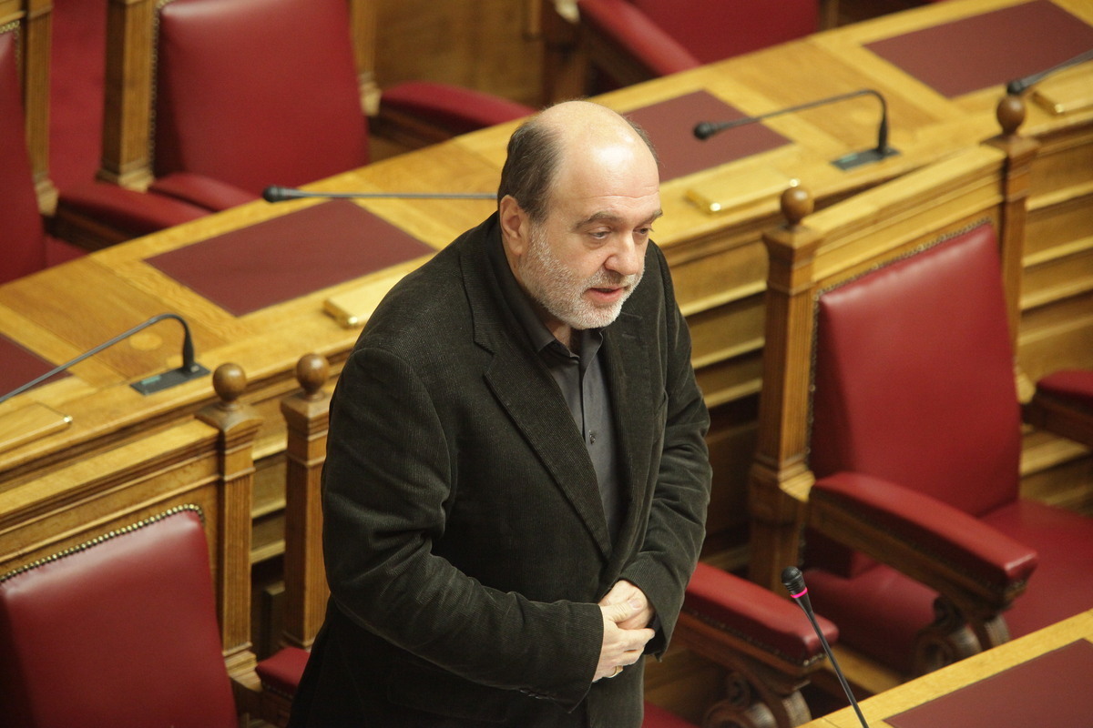 Αλεξιάδης σε επιστήμονες: Αυτοί που σας χτυπούν στην πλάτη σας ετοιμάζουν πιο βάρβαρα μέτρα!