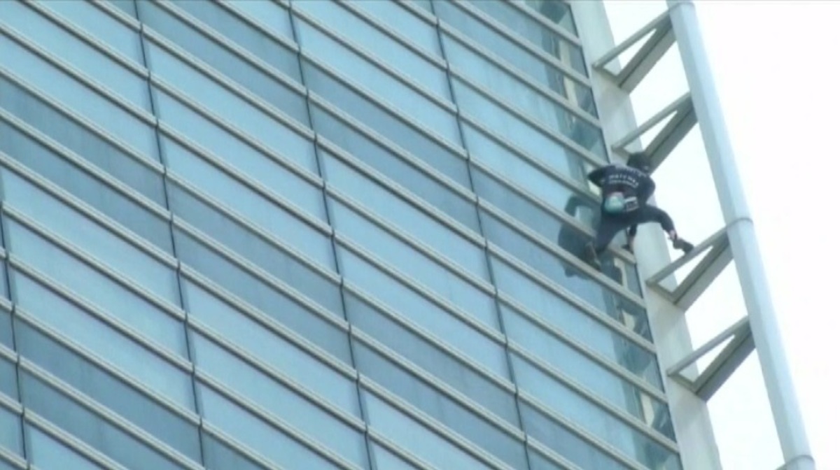 Ο Γάλλος “Spiderman” σκαρφάλωσε σε ουρανοξύστη σε ένδειξη υποστήριξης σε κρατούμενη [vid]