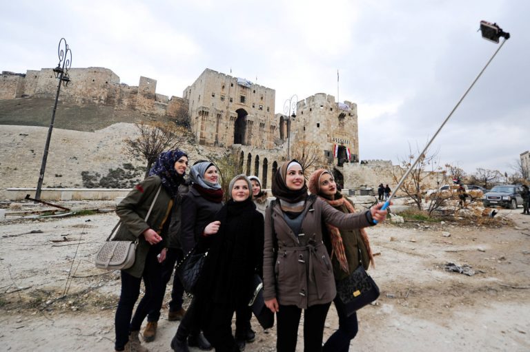 Χαμογελαστές selfies στο ρημαγμένο Χαλέπι – Αδιαντροπιά και προπαγάνδα [pics]