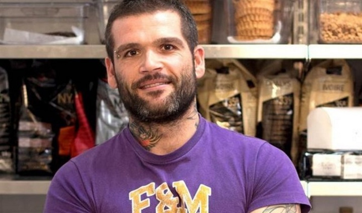 Ο Διονύσης Αλέρτας φοράει το μαγιό του και μας δείχνει το γεμάτο τατουάζ σώμα του!