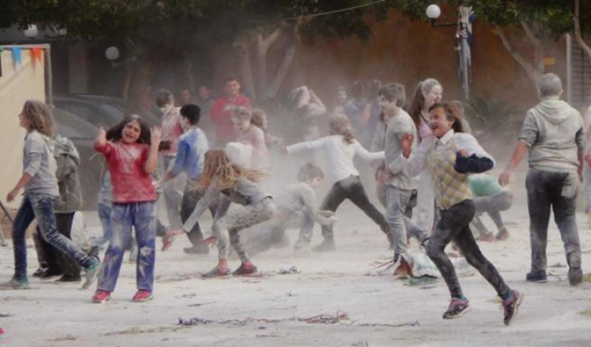 Κυπαρισσία: “Πόλεμος” με 100 κιλά αλεύρι! (ΦΩΤΟ)