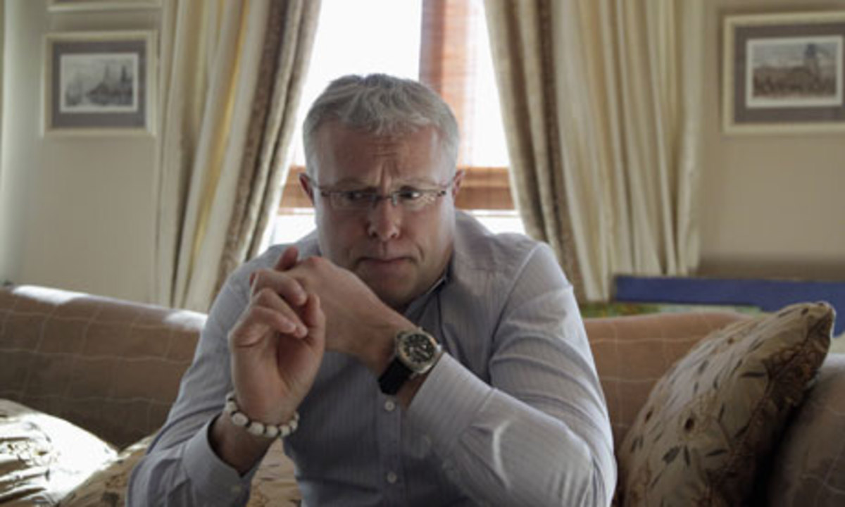 20 μασκοφόροι έχουν περικυκλώσει την τράπεζα του Λεμπέντεφ