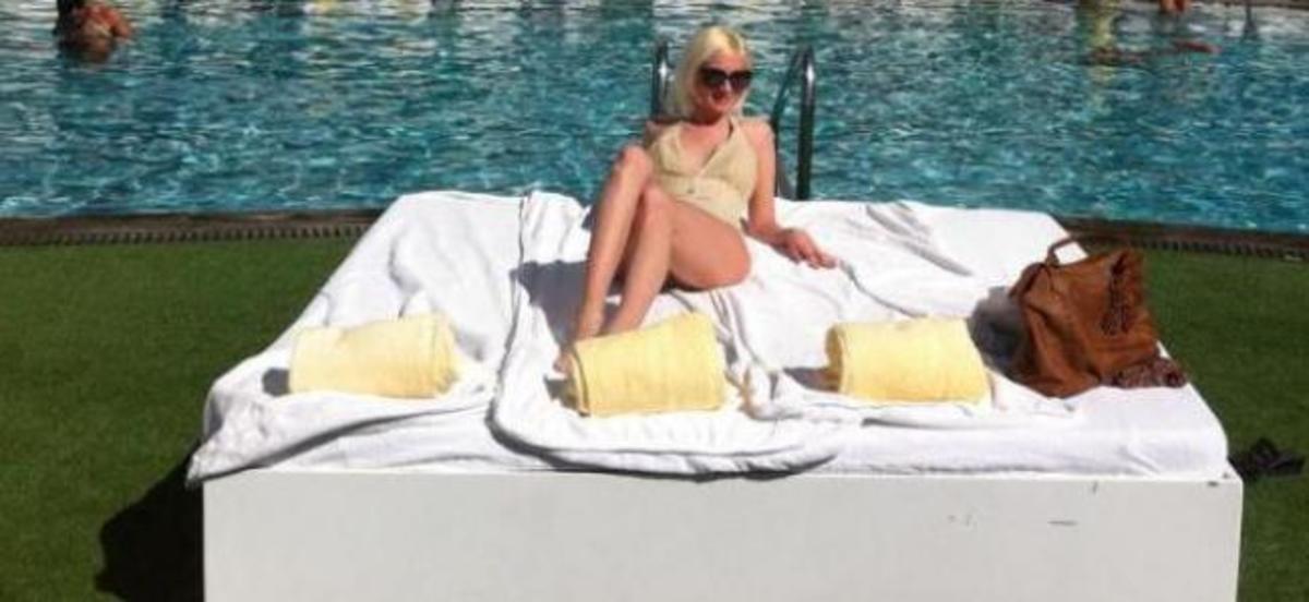 Tζούλια Αλεξανδράτου: Με χρυσό μαγιό σε εξωτική παραλία! Τι κάνει σήμερα; Φωτογραφίες