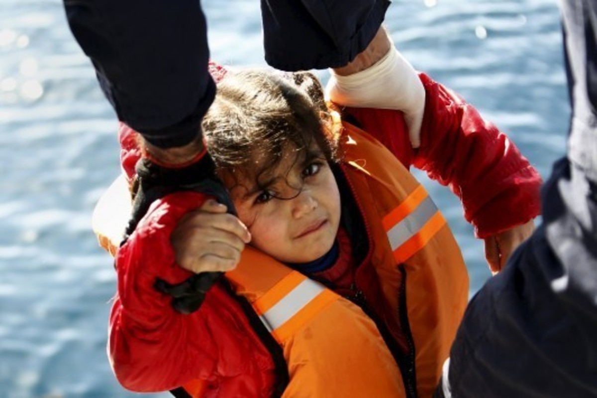 Τραγωδία δίχως τέλος στη Μεσόγειο: “Έμπαιναν νερά στη βάρκα, πολλοί πήδηξαν στη θάλασσα και πνίγηκαν”