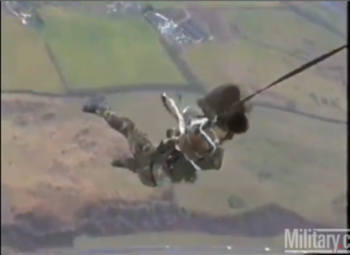 ΒΙΝΤΕΟ: Ο εφιάλτης κάθε αλεξιπτωτιστή! Δείτε τι συνέβη σ΄ ένα αγωνιώδες βίντεο