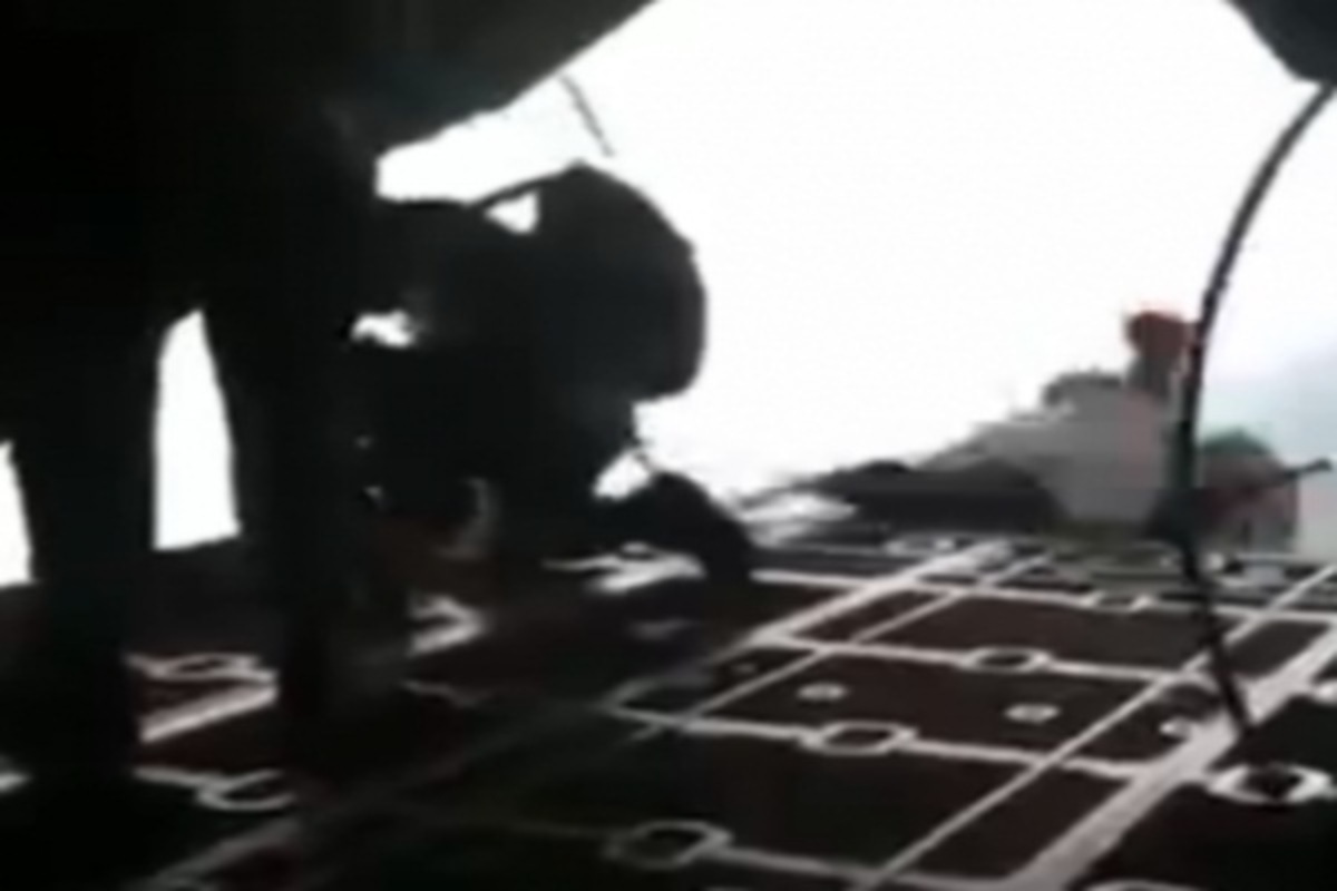 Αλεξίπτωτο ανοίγει καταλάθος! (VIDEO)