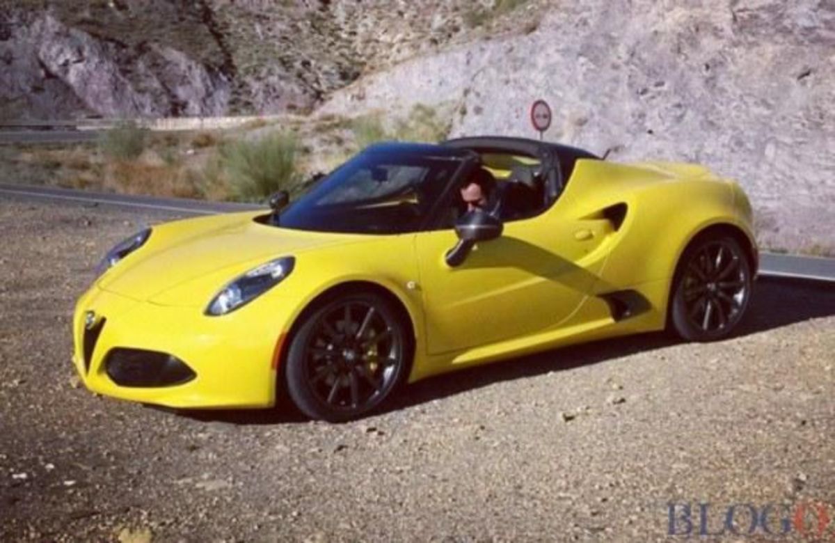Η νέα Alfa Romeo 4C Spider πιάστηκε στα πράσα