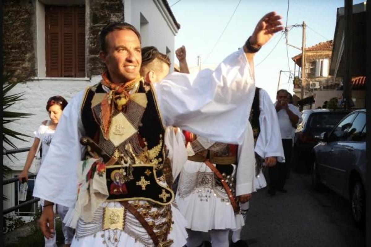 ΔΕΙΤΕ ΒΙΝΤΕΟ! Ο Νίκος Αλιάγας χορεύει παραδοσιακούς χορούς!