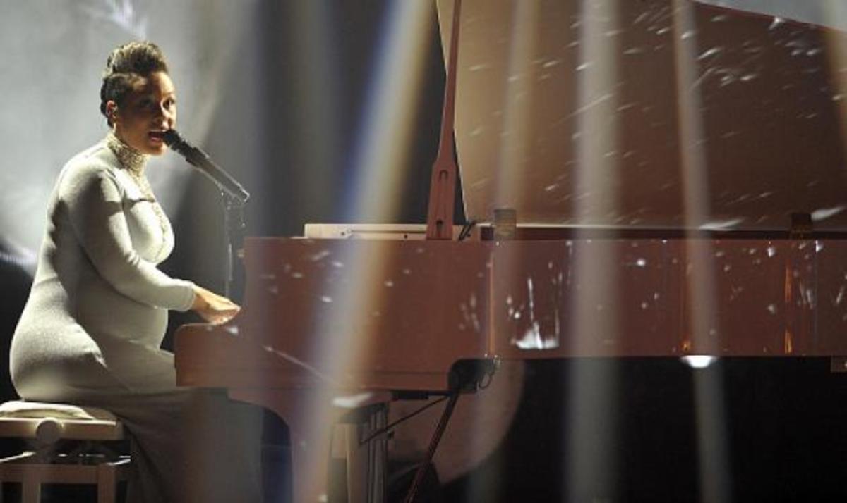 Σε προχωρημένη εγκυμοσύνη η Alicia Keys έκανε show στα MTV