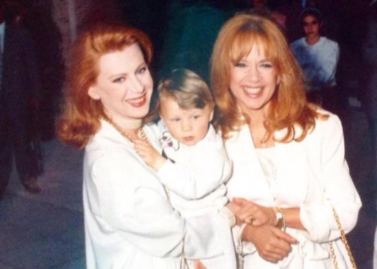 Έλενα Ακρίτα: Σπάνιες φωτογραφίες με νονά του γιου της, Αλίκη Βουγιουκλάκη!