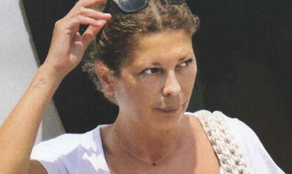 Σοφία Αλιμπέρτη: Με ατημέλητο look και χωρίς μακιγιάζ στην Πάρο