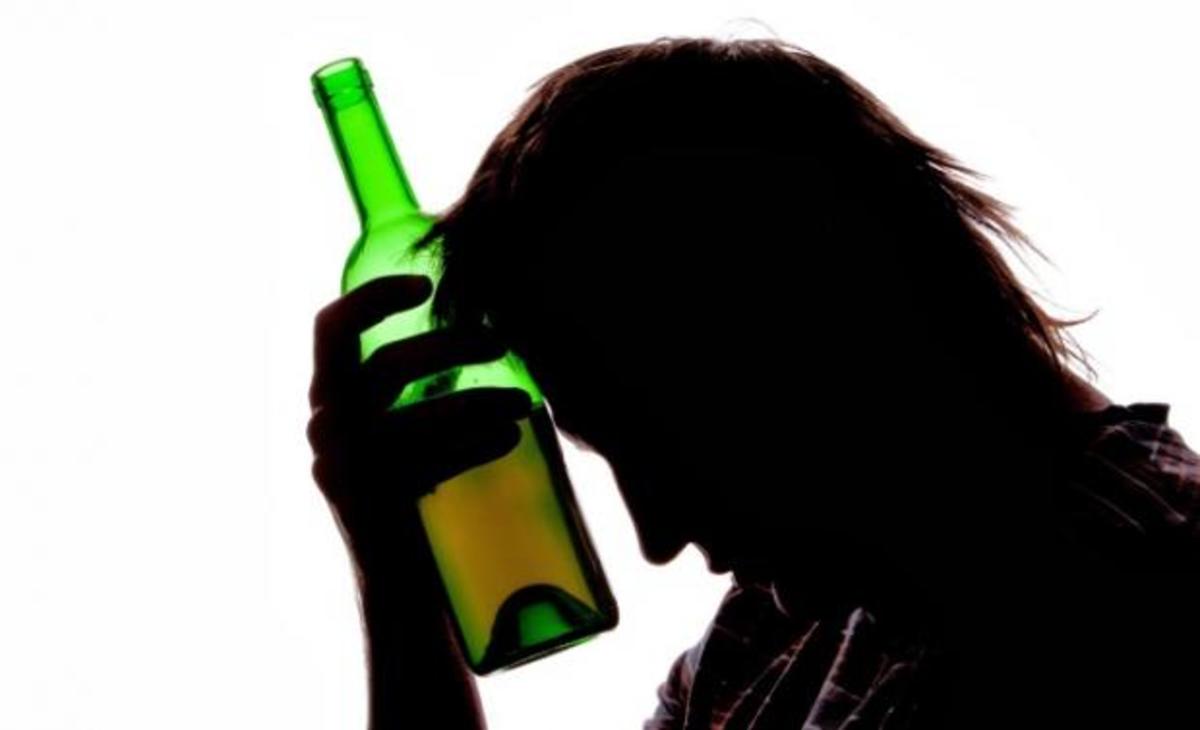 Έλληνας τραγουδιστής μιλάει για την εξάρτησή του από το αλκοόλ!