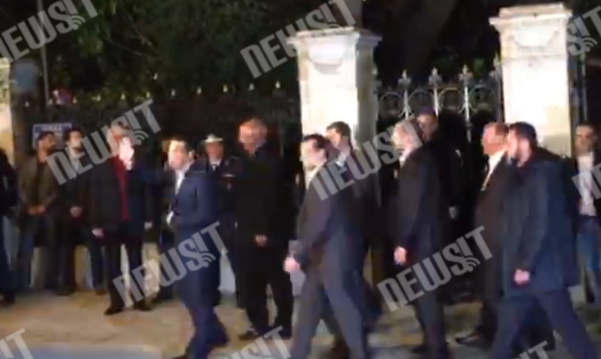Έξοδος Τσίπρα από Προεδρικό