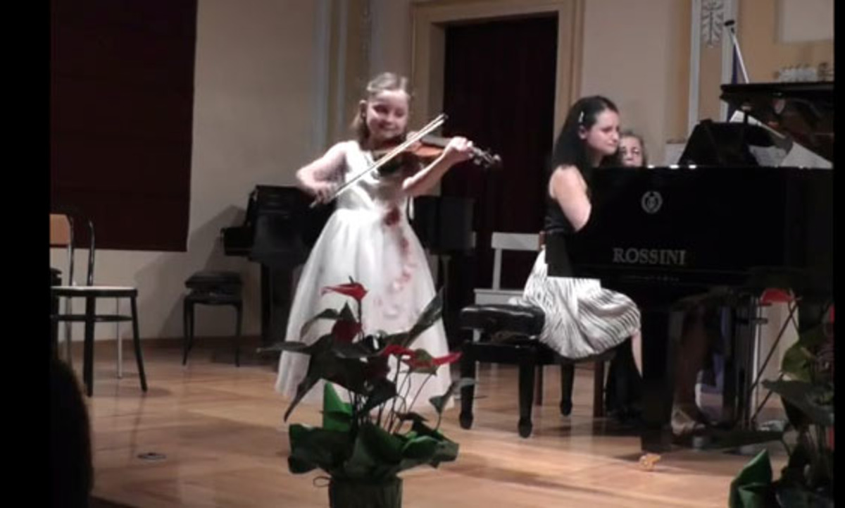 7χρονη παιδί θαύμα! – Παίζει βιολί και πιάνο και έχει γράψει και όπερα!