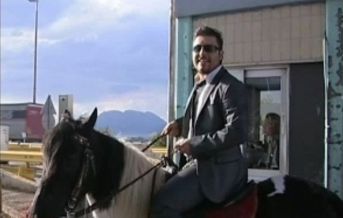 Αχαϊα: Πέρασε τα διόδια με άλογο – Δείτε το βίντεο! Τι λέει ο πρωταγωνιστής στο NewsIt