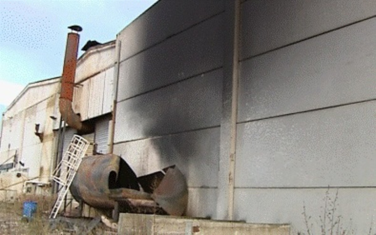 Φωκίδα: Τρόμος απο πυρκαγιά σε εργοστάσιο με δεξαμενές προπανίου – Video