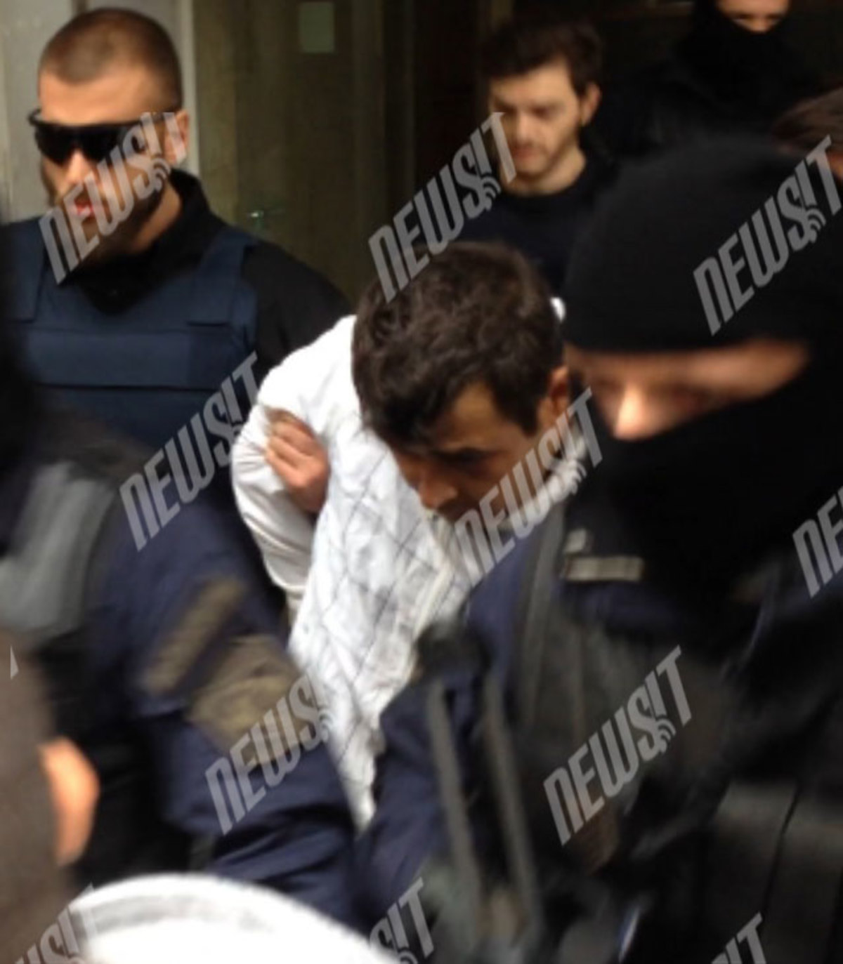 Ξέρουν ποιος είναι ο ταξιτζής που πήρε τον Αλβανό μακελάρη από το Μικρολίμανο – Τα νέα στοιχεία για τον 23χρονο που τον φυγάδευσε στο Γουδή