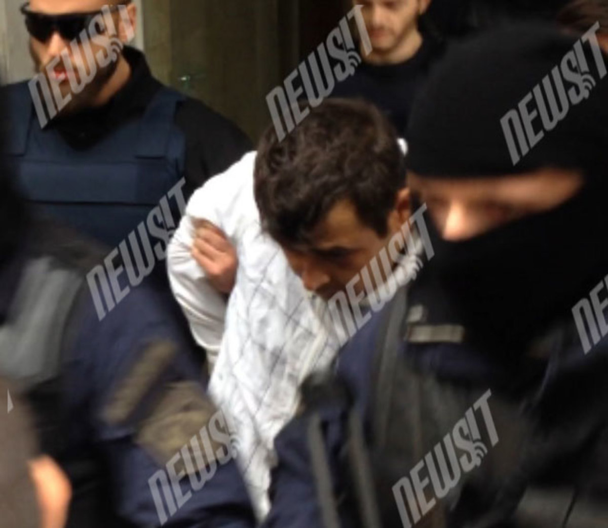 Με στόμα κλειστό και πρησμένο μάτι στον εισαγγελέα ο Αλβανός για το Μικρολίμανο