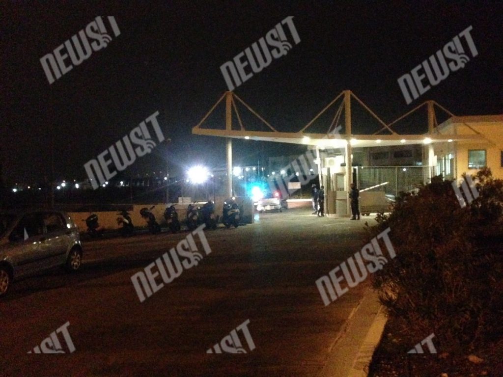 Φωτιές στην Αμυγδαλέζα! Ξεσηκώθηκαν οι κρατούμενοι μετανάστες