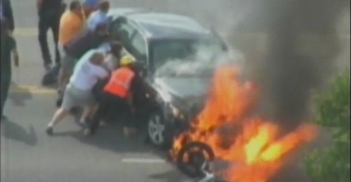 Συγκλονιστική διάσωση μετά από τρακάρισμα