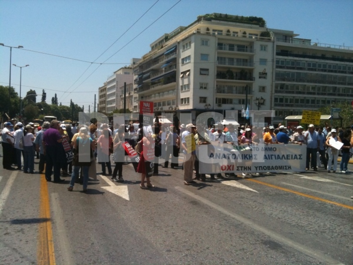 Κάτοικοι της Αιγιάλειας έκλεισαν αφινιδιαστικά την Αμαλίας ΦΩΤΟ NEWSIT