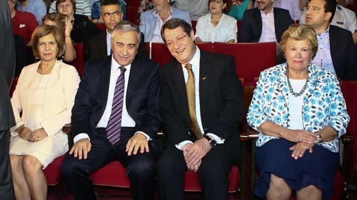 Μια θεατρική παράσταση για το δράμα της Κύπρου φέρνει πιο κοντά Αναστασιάδη – Ακιντζί για τη λύση του Κυπριακού