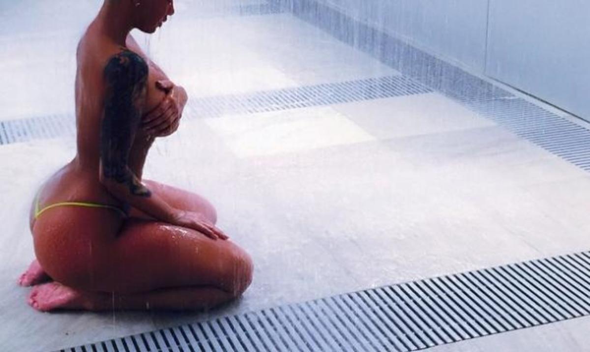 To πληθωρικό μοντέλο προκαλεί ξανά, αυτή τη φορά ολόγυμνη στο ντους!