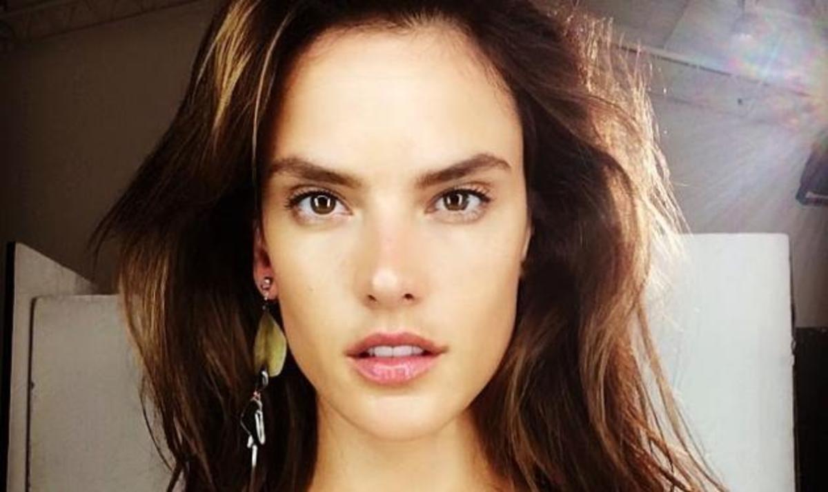 Alessandra Ambrosio: Aναστατώνει τις παραλίες της Μυκόνου! Φωτογραφίες