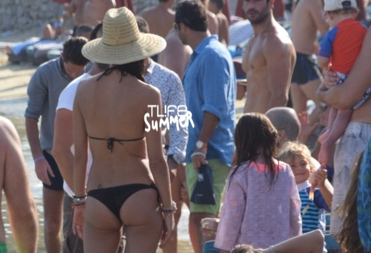 Κολάζει τη Μύκονο με το σέξι κορμί της η Alessandra Ambrosio!