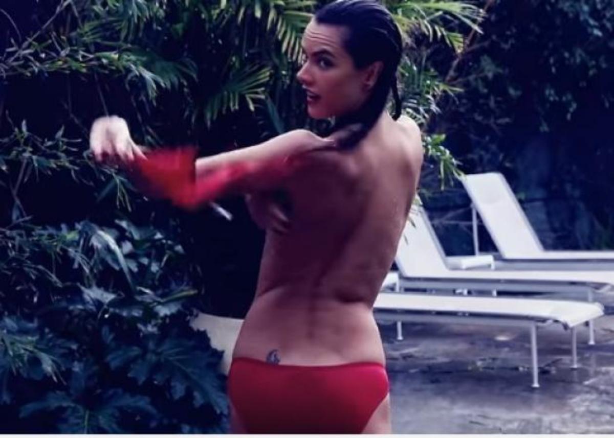 Η Alessandra Ambrosιo κολάζει με ένα βίντεο φωτιά σε…πισίνα και…μπανιέρα!