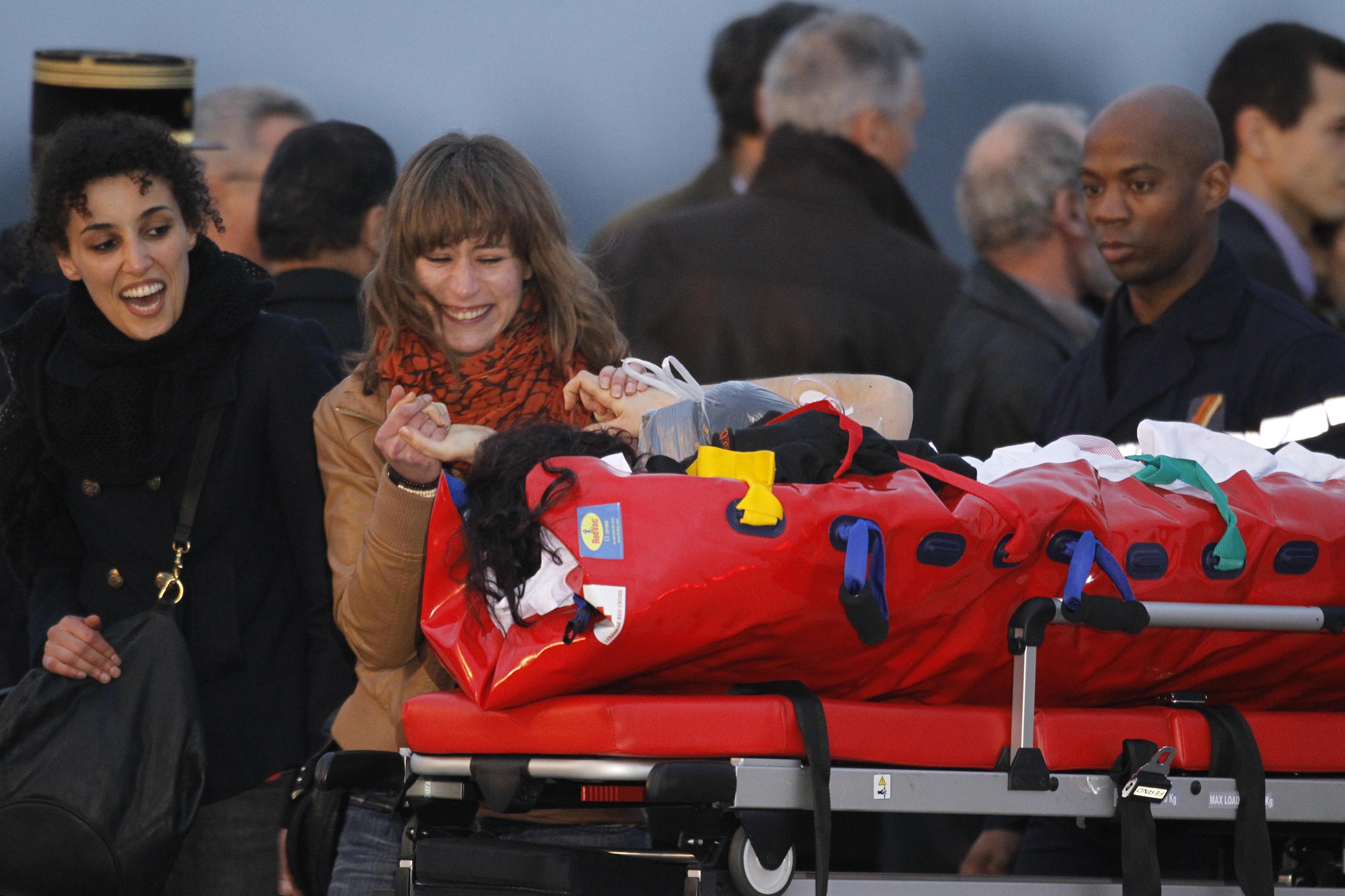 Έφτασαν στο Παρίσι οι τραυματισμένοι δημοσιογράφοι