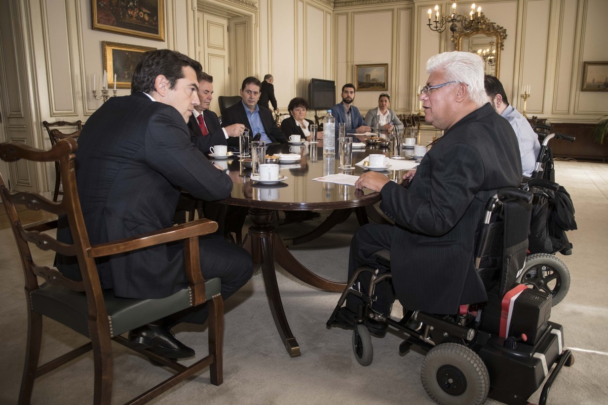 Επείγουσα επιστολή στον πρωθυπουργό για τα αναπηρικά επιδόματα
