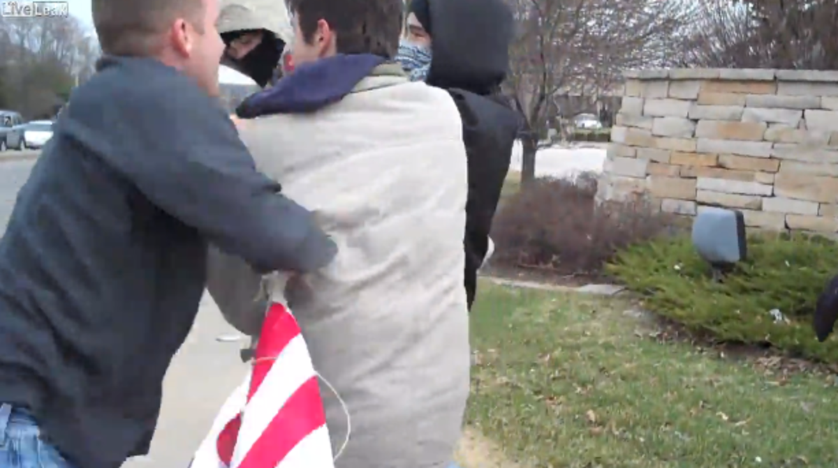 Ξύλο για την αμερικανική σημαία! Βετεράνος επιτίθεται σε αντιμιλιταριστές