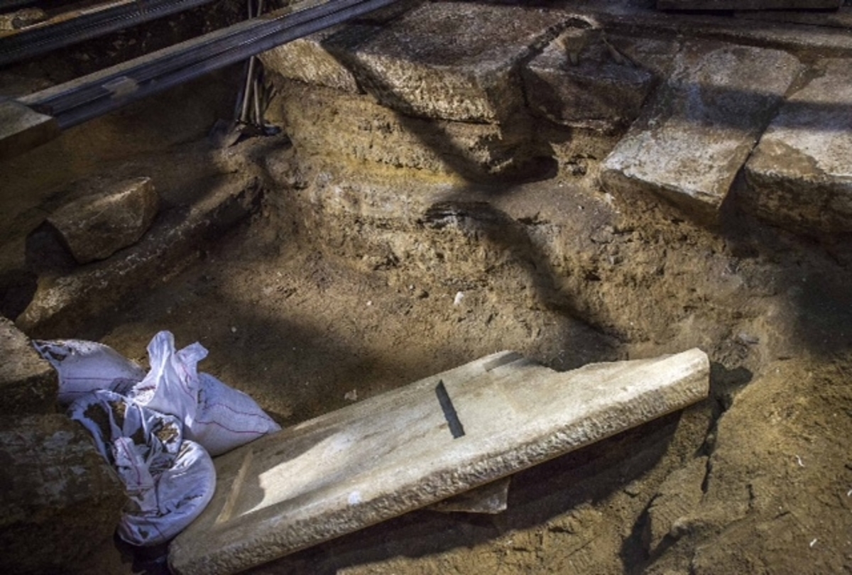 Αμφίπολη: Μυστήριο με το τι υπάρχει κάτω από το πάτωμα του τρίτου θαλάμου – Βρέθηκε δεύτερο μαρμάρινο φύλλο πόρτας