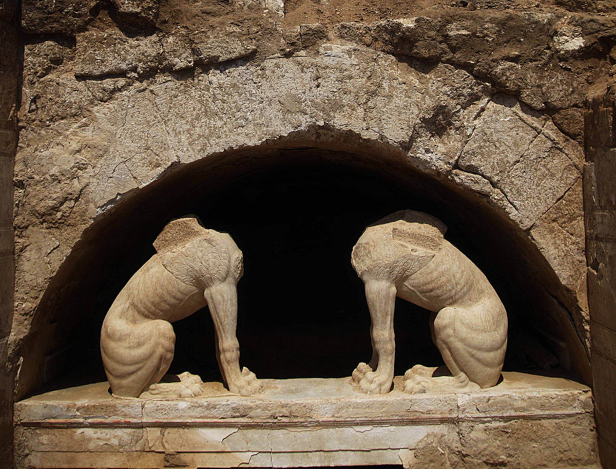 Οι αρχαιοκάπηλοι της Αμφίπολης: το κύκλωμα, ο “αόρατος” τραπεζικός, ο στρατηγός της ΕΛ.ΑΣ. και οι παράνομες ανασκαφές στον τάφο του λόφου Καστά