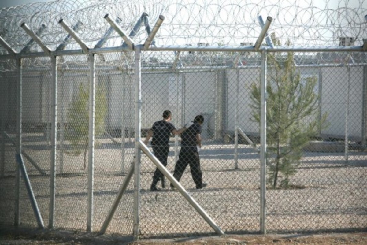 Πού θα γίνουν δύο νέοι χώροι κράτησης λαθρομεταναστών