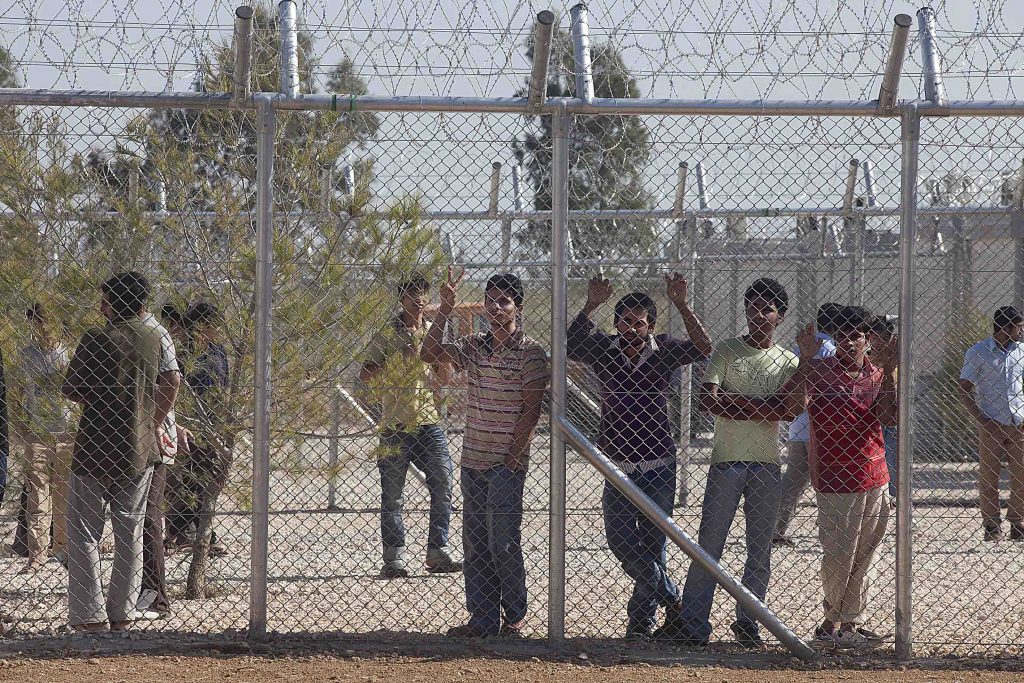 Ασφαλιστικά μέτρα κατά Μ. Χρυσοχοΐδη από το δήμο Αχαρνών για τους λαθρομετανάστες